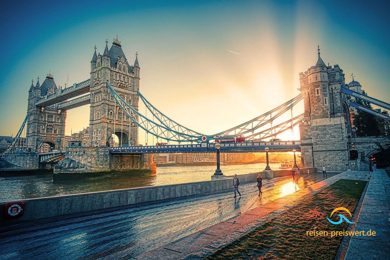London - Tower Bridge bei Sonnenaufgang