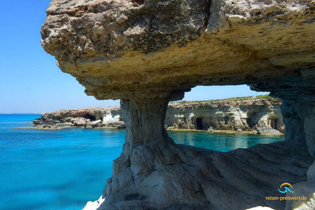 Grotten in der Nähe des Kap Greco auf Zypern