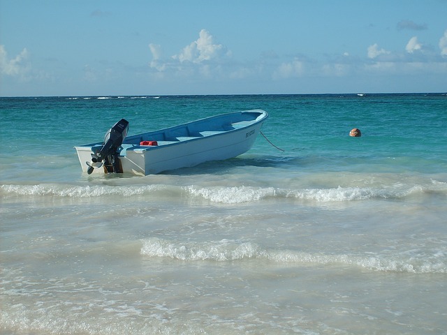 Dominikanische Republik - Boot im Meer Strand