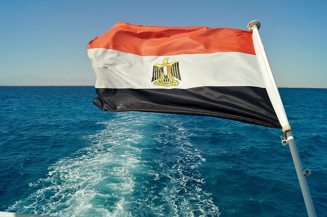 Ägypten Flagge auf dem Meer im Urlaub