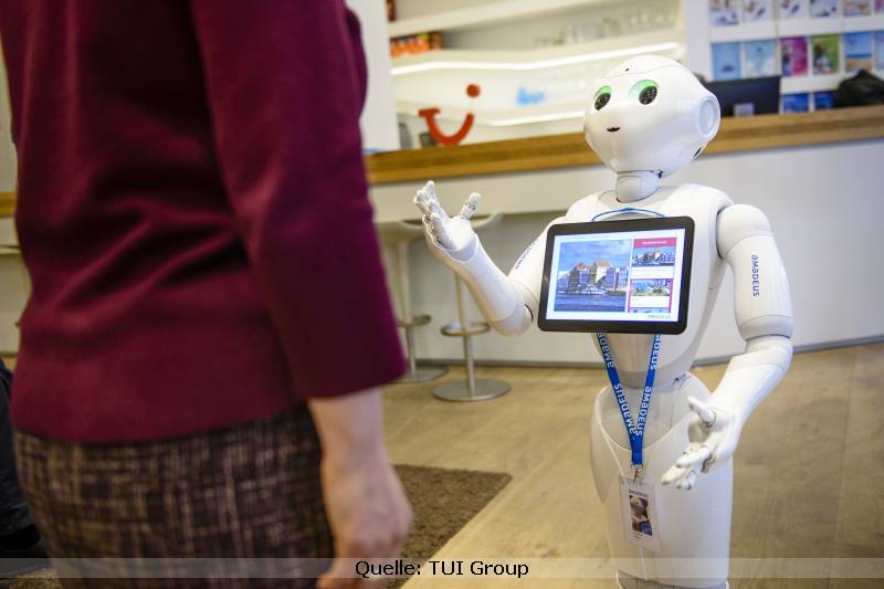 Roboter beraten in Word of Tui Berlin beim Urlaub
