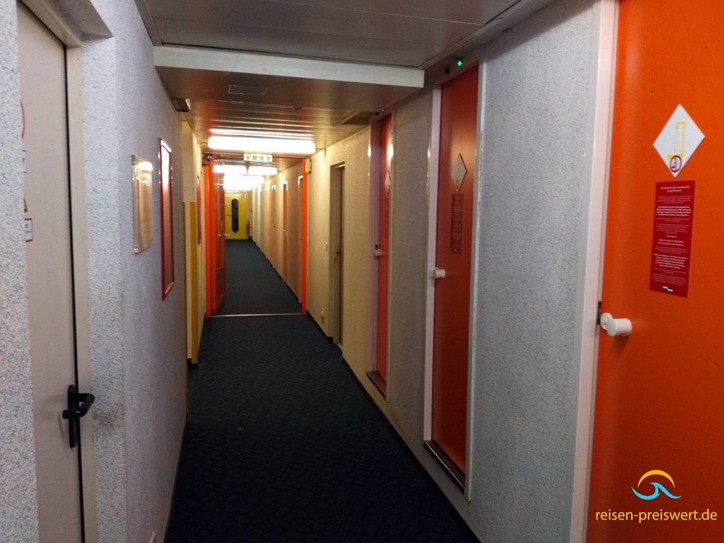 Dusche und Toiletten im Motel 24h Frechen