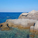 Strand und Felsen im Urlaub in Griechenland - Chalkidiki