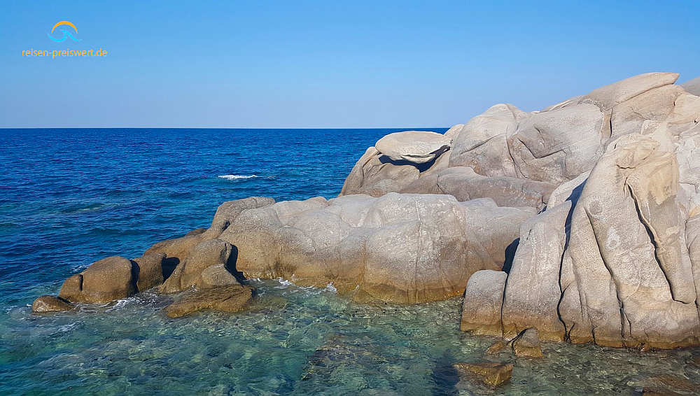 Strand und Felsen im Urlaub in Griechenland - Chalkidiki