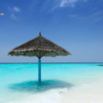 Sonnenschirm im Meer - Urlaub auf den Malediven