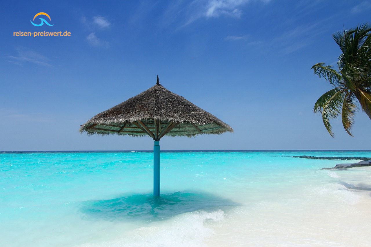 Sonnenschirm im Meer - Urlaub auf den Malediven