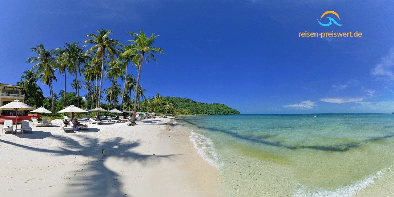 Die Insel Phu Quoc liegt im Golf von Thailand und gehört zu Vietnam. Langer Sandstrand mit Palmen und klarem Wasser