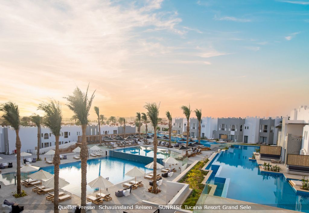 Hotelanlage SUNRISE Tucana Resort Grand Sele in Ägypten. Pool und Gebäude