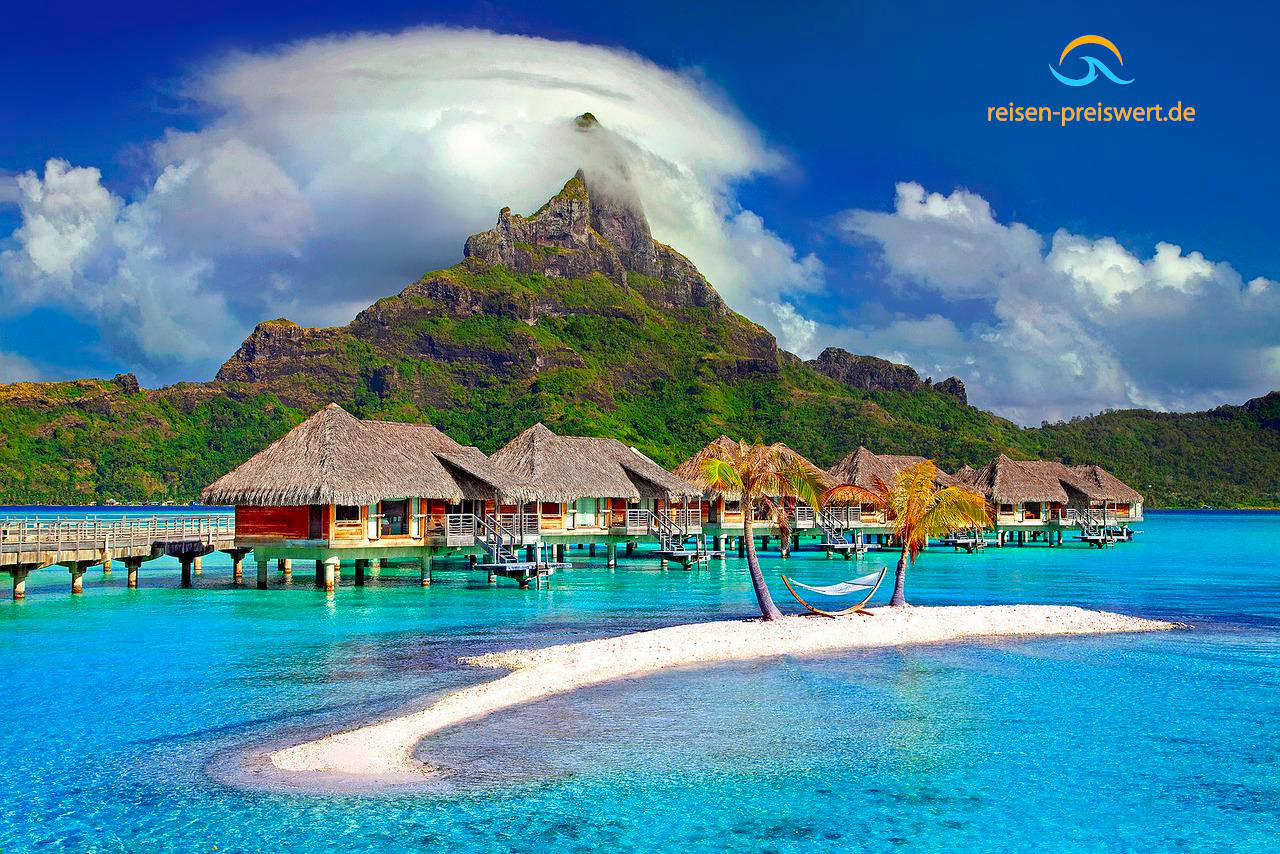 Insel Bora Bora mit Bungalows auf Stelzen im Meer