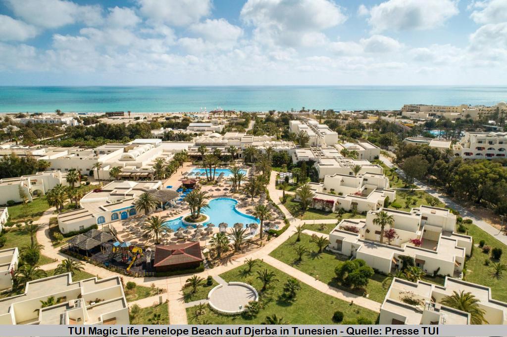 TUI Magic Life Penelope Beach auf Djerba in Tunesien. Blick auf die Anlage von oben. Im Hintergrund ist das blaue Meer zu sehen