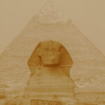 Blick auf die Sphinx - Gizeh / Kairo - im Hintergrund ist eine Pyramide zu sehen