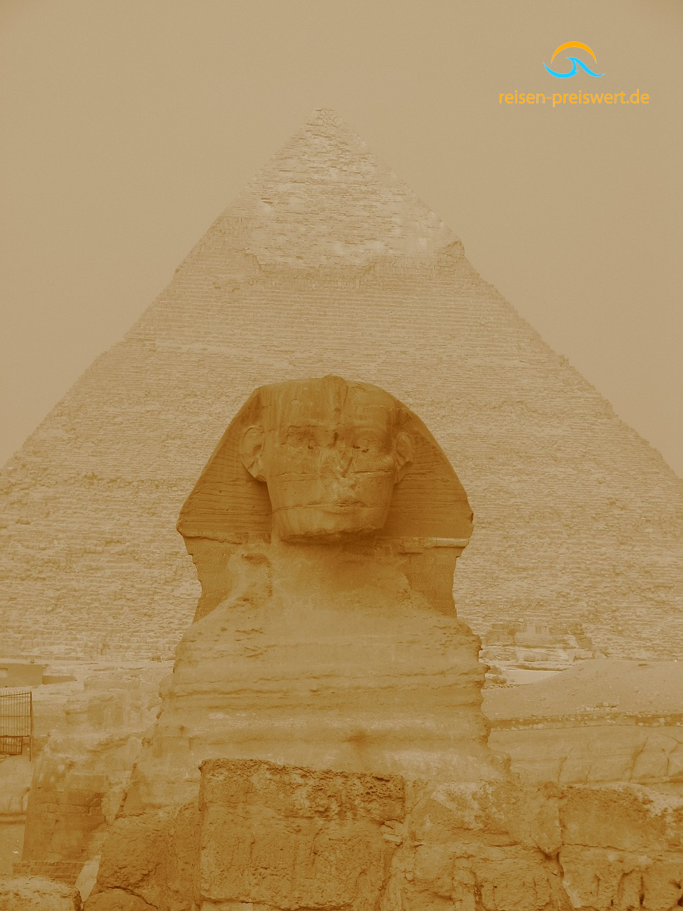 Blick auf die Sphinx - Gizeh / Kairo - im Hintergrund ist eine Pyramide zu sehen