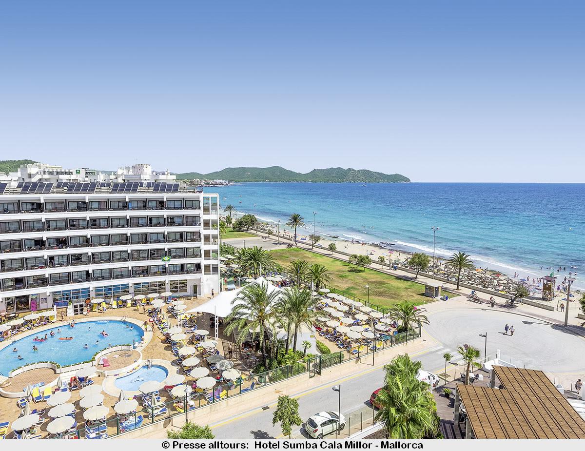 Blick auf das allsun Hotel Sumba in Cala Millor - zu sehen sind der Pool mit Außenanlage, die nahe Strandpromenade sowie das Meer