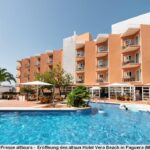 Blick auf das allsun Hotel Vera Beach in Paguera (Mallorca). Vorne ist der Pool - hinten das Hotel. Am Pool stehen Liegen und Sonnenschirme