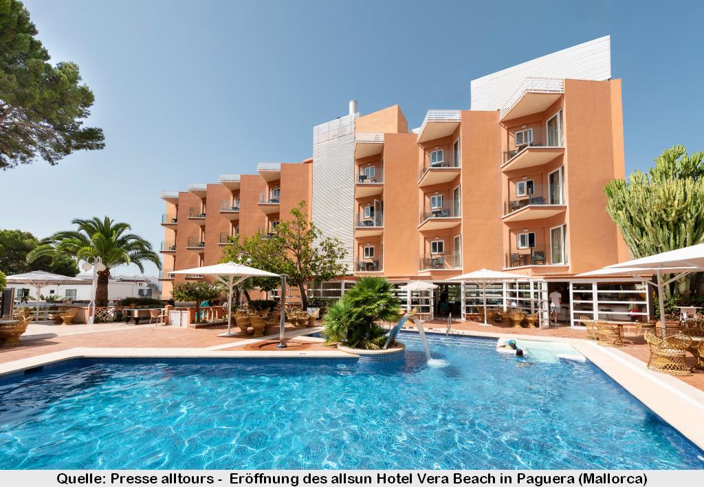 Blick auf das allsun Hotel Vera Beach in Paguera (Mallorca). Vorne ist der Pool - hinten das Hotel. Am Pool stehen Liegen und Sonnenschirme