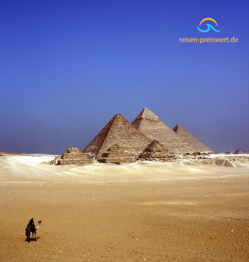 Die Pyramiden in der Wüste von Ägypten. Im Vordergrund ein Kamel. Der Himmel ist strahlend blau