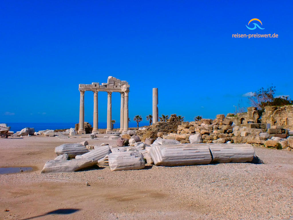 Der Apollon Tempel in Side - Türkei. Der Apollon-Tempel ist eine antike archäologische Stätte in Side, Türkei, die für ihre gut erhaltene dorische Säulenreihe und ihre historische Bedeutung als Kultstätte für den Gott Apollon bekannt ist.