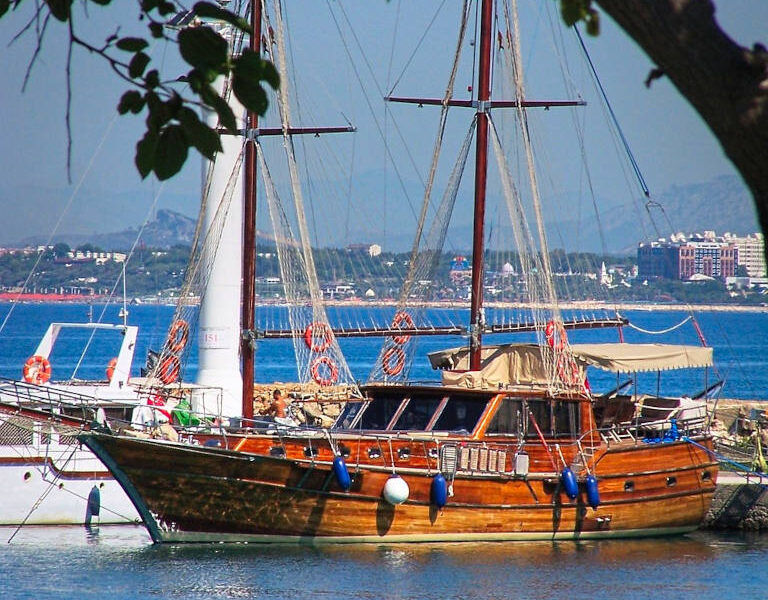 Ein Holzsegelboot im Hafen von Side.