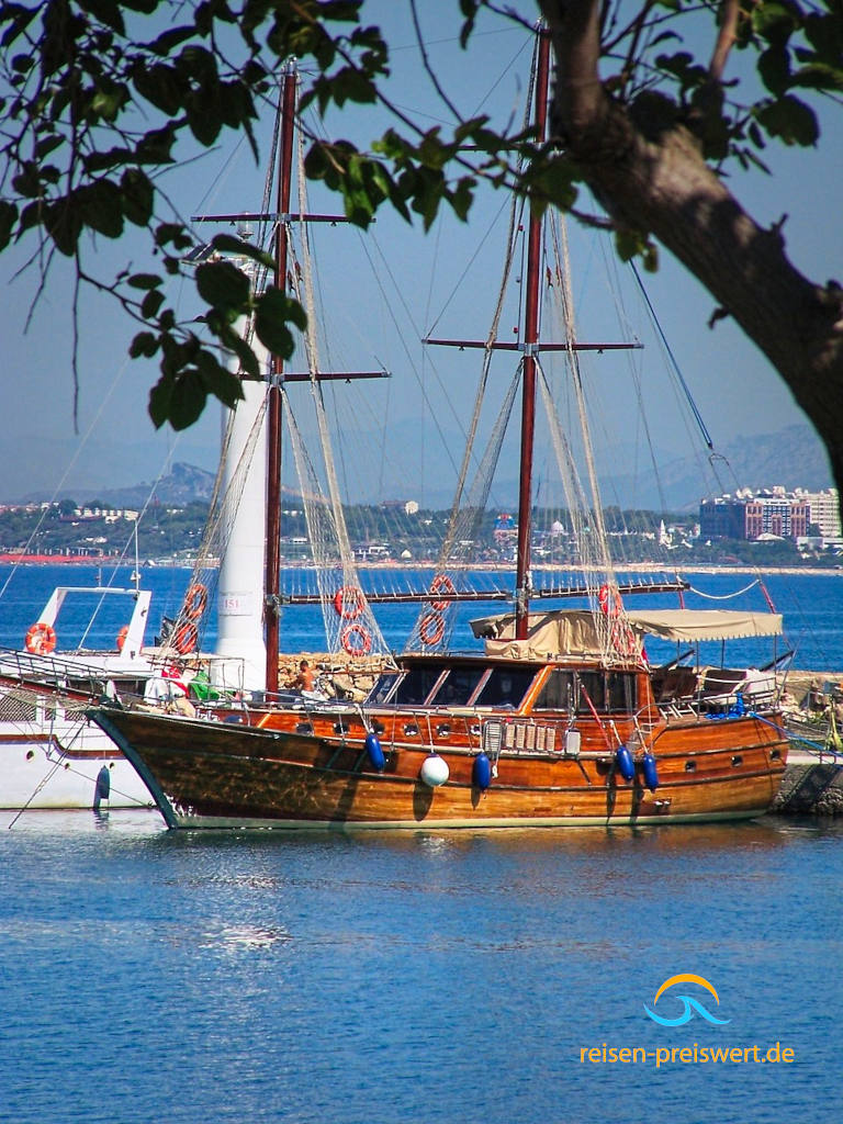 Ein Holzsegelboot im Hafen von Side.