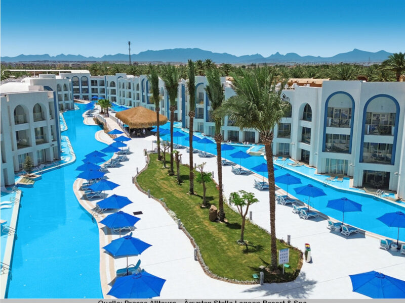 Blick auf die Poolandschaft des neuen Stella Lagoon Resort & Spa in Ägypten. Vor den Wohngebäuden rechts und links verläuft der flußförmige Pool - teilweise mit direktem Zugang vom Zimmer