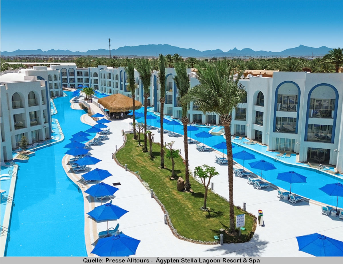 Blick auf die Poolandschaft des neuen Stella Lagoon Resort & Spa in Ägypten. Vor den Wohngebäuden rechts und links verläuft der flußförmige Pool - teilweise mit direktem Zugang vom Zimmer