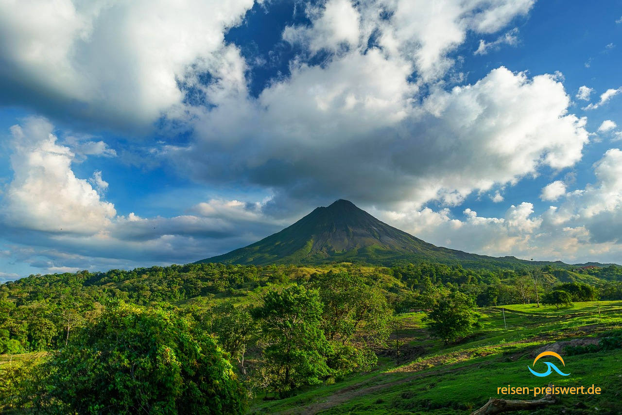 Blick auf den Vulkan Arenal auf Costa Rica - im Vordergrund grüner Regenwald