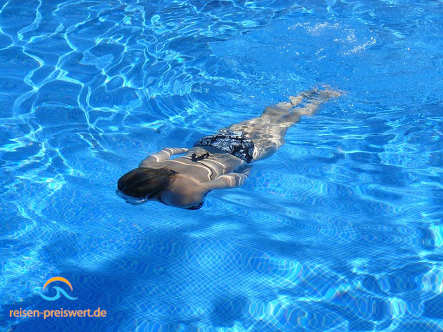 tauchen im Pool - Schwimmen lernen im Urlaub