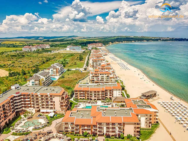Strand von Bulgarien aus der Luft. Links Hotelanlagen mit Pool. Rechts Strand und Meer.