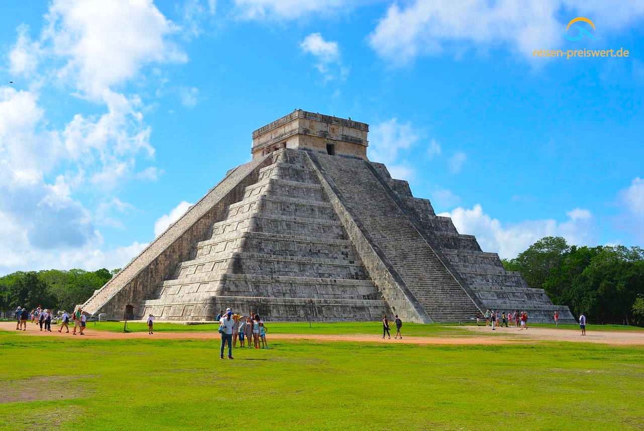 Die Pyramide des Kukulcán, auch bekannt als El Castillo, ist eine berühmte Stufenpyramide der Maya in der alten Ruinenstadt Chichén Itzá auf der Halbinsel Yucatán in Mexiko