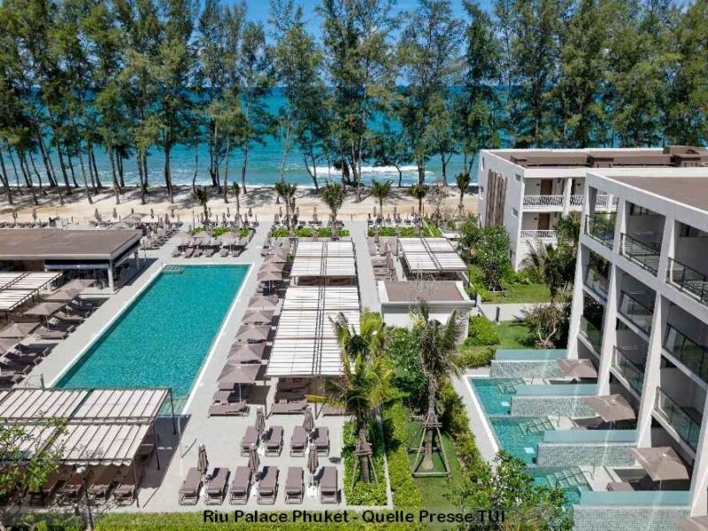Riu Palace Phuket: Poolanlage und Zimmertrakt direkt am Mai Khao Beach in Thailand
