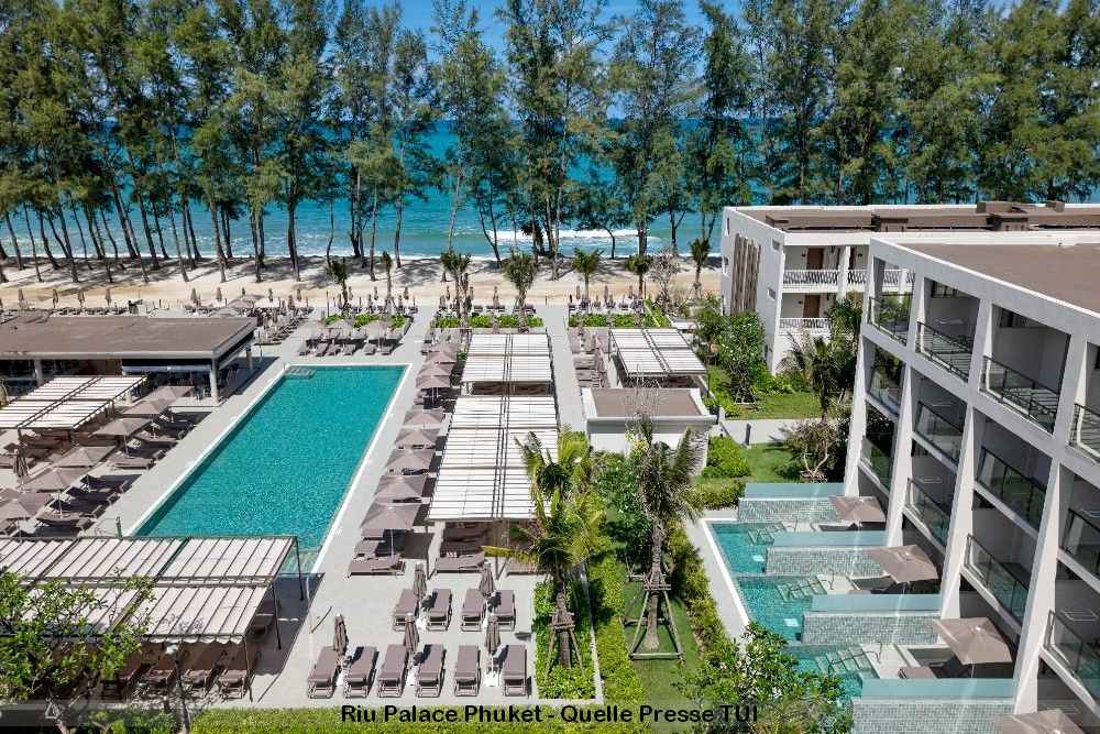 Riu Palace Phuket: Poolanlage und Zimmertrakt direkt am Mai Khao Beach in Thailand
